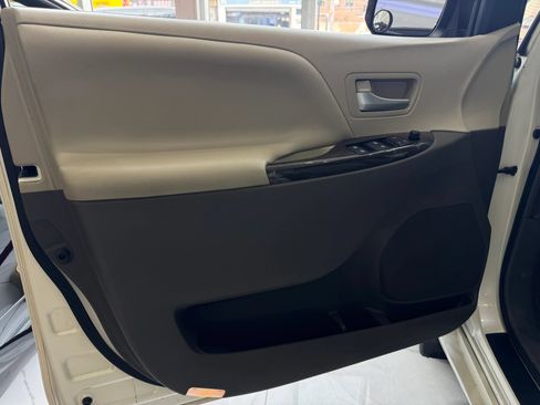 Used 2016 Toyota Sienna XLE w/ XLE Navigation Package FWD image 12