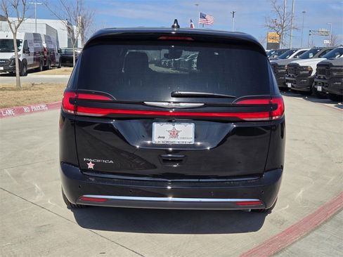New 2026 Chrysler Pacifica Select image 4