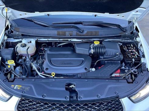 Used 2023 Chrysler Pacifica Touring-L image 9