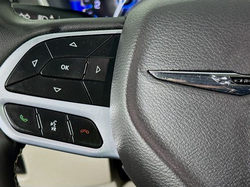 Used 2024 Chrysler Pacifica Touring-L FWD image 11