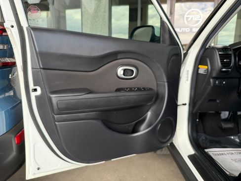 Used 2016 Kia Soul FWD image 16