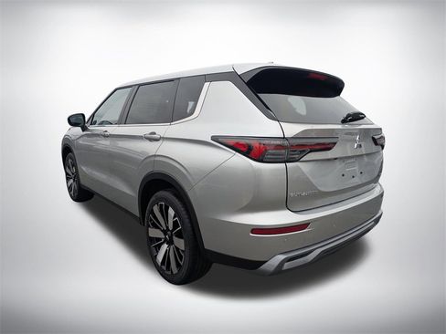 New 2025 Mitsubishi Outlander SE image 5
