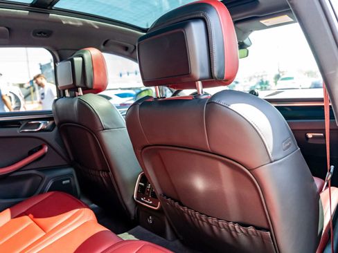 Used 2023 Porsche Macan S AWD/4WD image 40