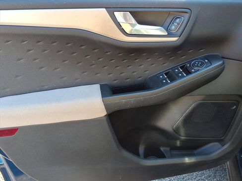 Used 2020 Ford Escape SE image 16