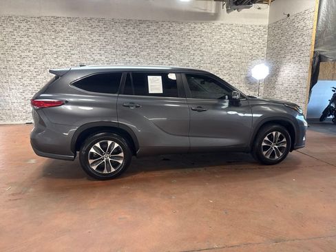 Used 2023 Toyota Highlander XLE FWD image 8