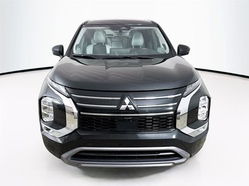 Used 2025 Mitsubishi Outlander SE image 2