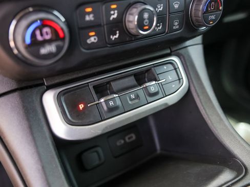 Used 2022 GMC Acadia SLE w/ Driver Convenience Package FWD image 22