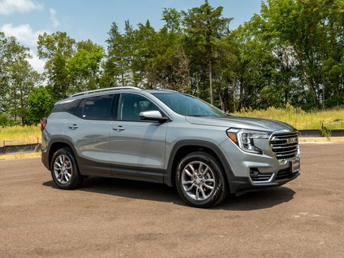 Used 2024 GMC Terrain SLT AWD/4WD image 3