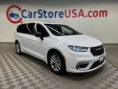 Used 2026 Chrysler Pacifica Limited FWD image 1