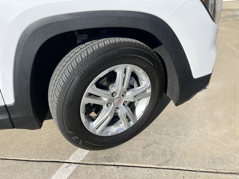 Used 2024 GMC Terrain SLE image 6