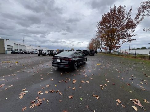 Used 2025 Volkswagen Jetta SE image 15