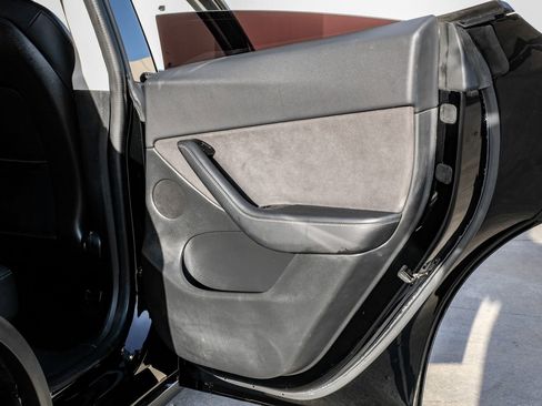 Used 2020 Tesla Model Y Long Range image 42