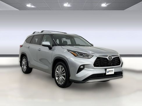 Used 2023 Toyota Highlander Platinum FWD image 7