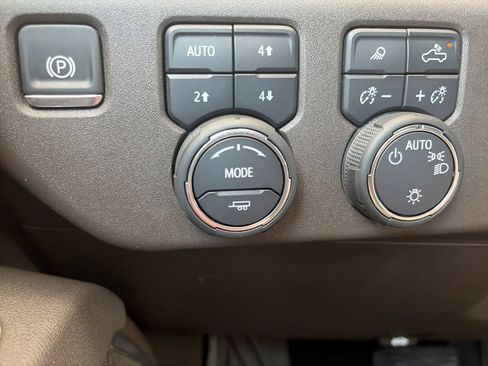Certified 2025 Chevrolet Silverado 1500 LT AWD/4WD image 18