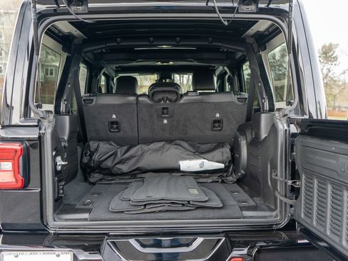 Used 2022 Jeep Wrangler Unlimited Sahara image 9