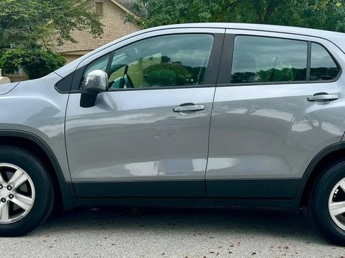 Used 2020 Chevrolet Trax LS FWD image 4