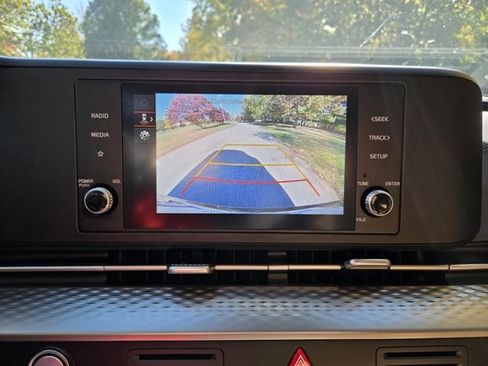 Used 2024 Kia Carnival LX image 28