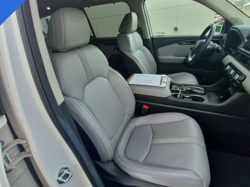 Used 2024 Honda Pilot Touring image 4