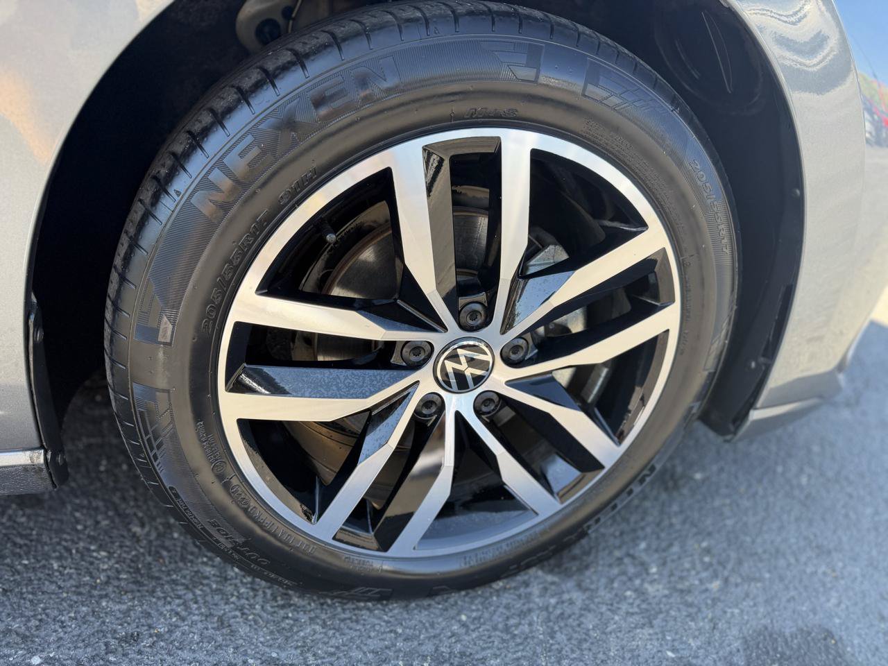 Used 2025 Volkswagen Jetta SE FWD image 9