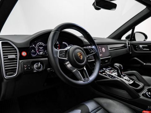 Used 2022 Porsche Cayenne w/ Premium Package image 33