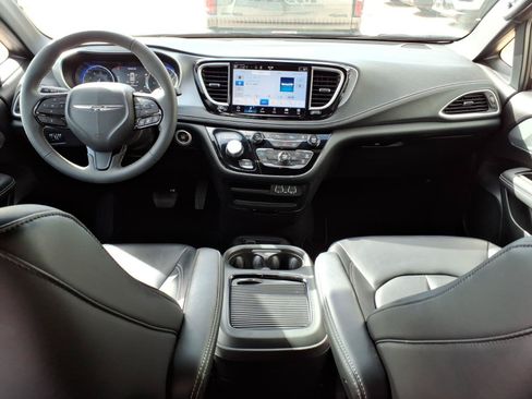Used 2023 Chrysler Pacifica Touring-L w/ S Appearance Package AWD/4WD image 10