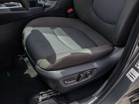 Used 2025 Toyota RAV4 XLE FWD image 19