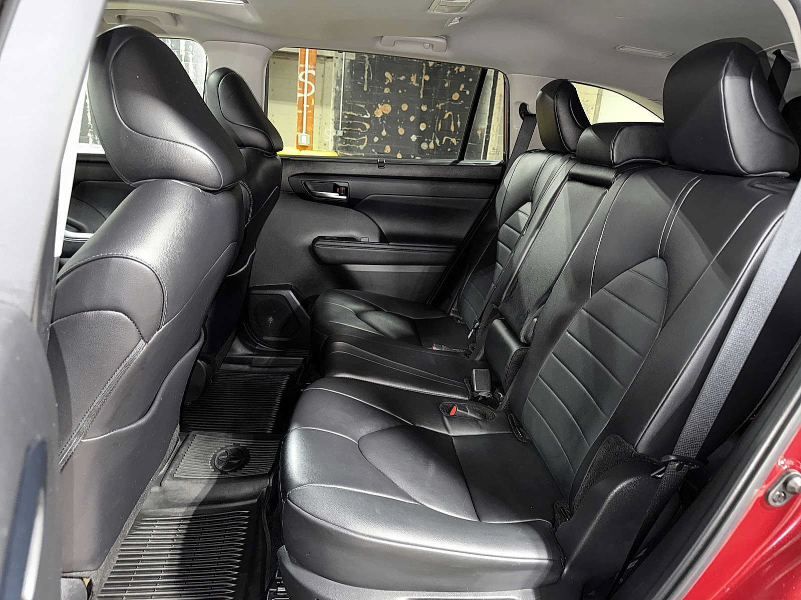 Used 2024 Toyota Highlander XLE AWD/4WD image 17