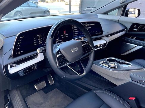 Used 2025 Cadillac Optiq Luxury 1 image 17