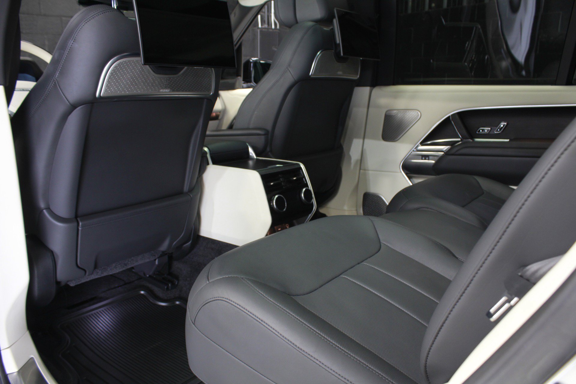 Used 2023 Land Rover Range Rover Long Wheelbase Autobiography AWD/4WD image 51