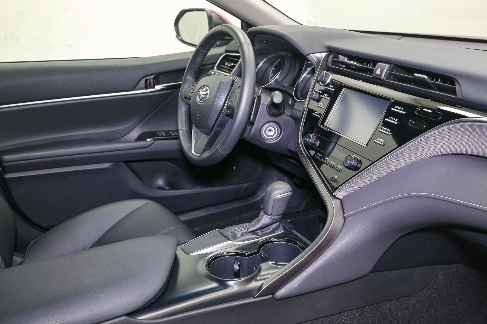 Used 2018 Toyota Camry SE FWD image 18