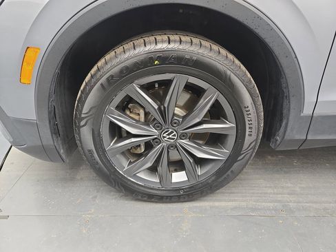 Used 2022 Volkswagen Tiguan SE w/ Panoramic Sunroof Package image 12