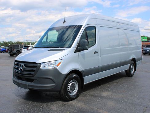 Used 2023 Mercedes-Benz Sprinter 2500 image 14