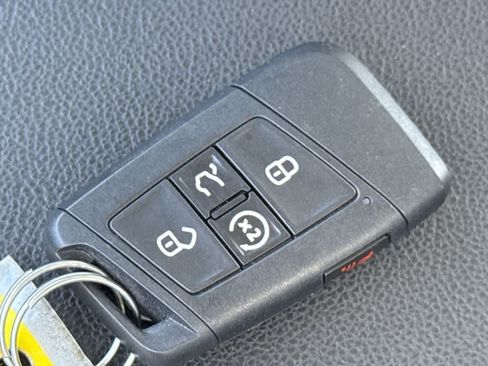 Used 2025 Volkswagen Jetta SE FWD image 28