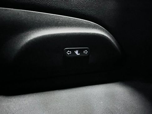 Used 2023 Chrysler Pacifica Limited w/ Uconnect Theater Family Group FWD image 32