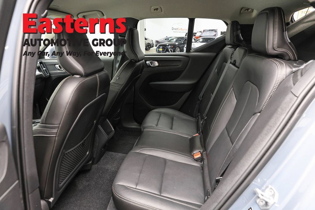 Used 2021 Volvo XC40 T4 Momentum FWD image 23