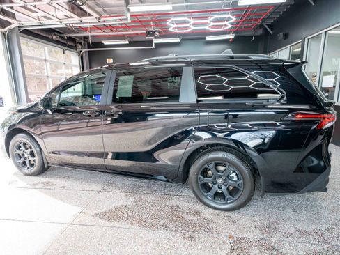 Used 2025 Toyota Sienna XLE Woodland Edition image 2