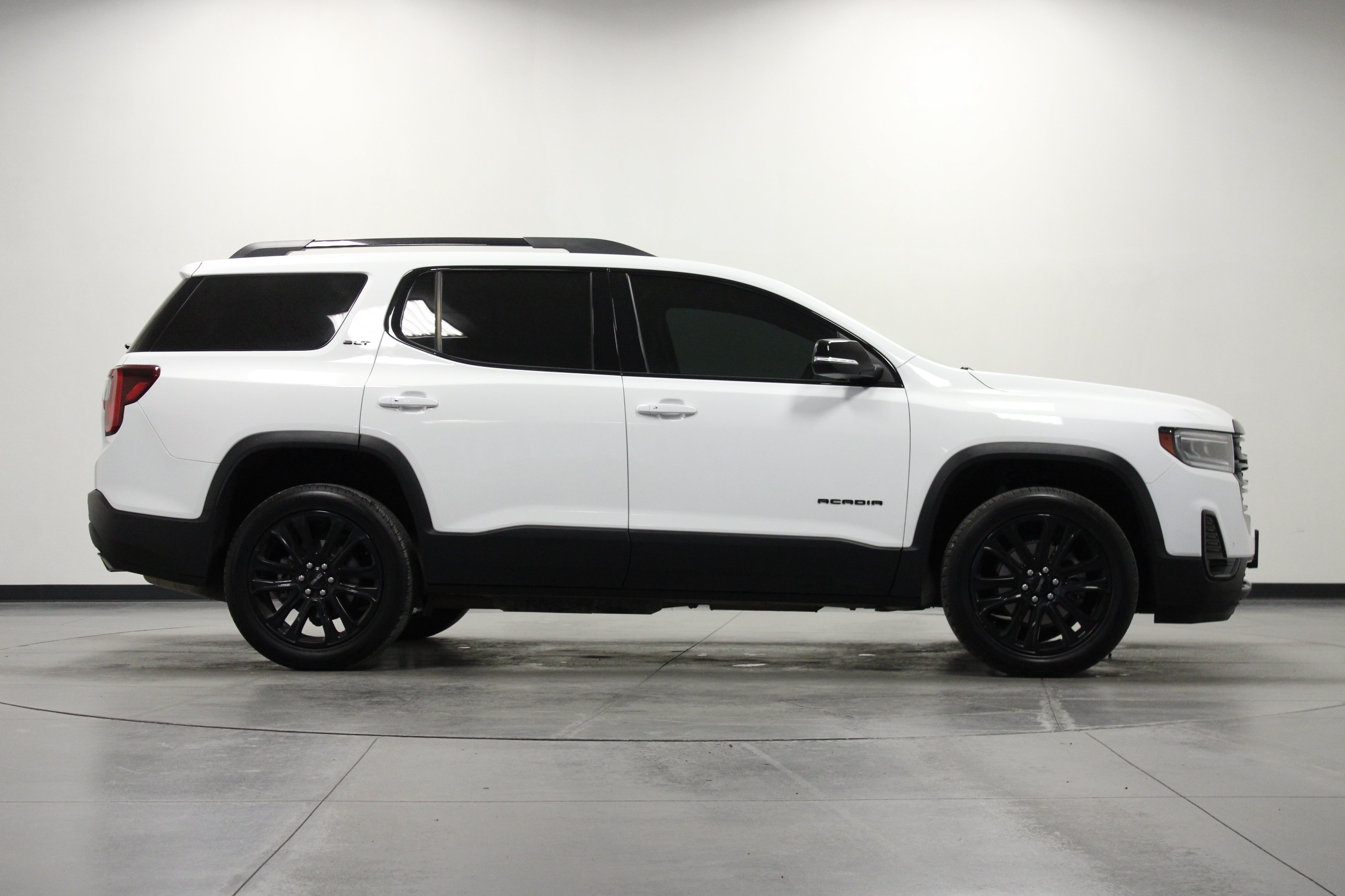 Used 2023 GMC Acadia SLT w/ Elevation Edition FWD image 3