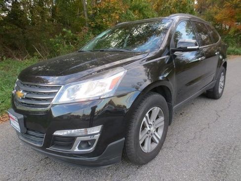 Used 2017 Chevrolet Traverse LT image 2