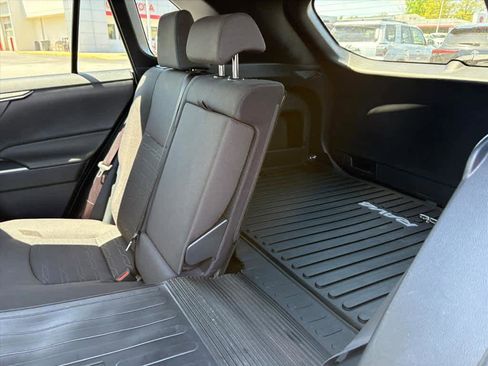 Used 2023 Toyota RAV4 SE w/ Convenience Package AWD/4WD image 9