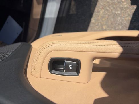Used 2025 Porsche Macan AWD/4WD image 16
