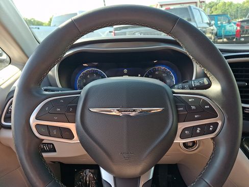 Used 2024 Chrysler Pacifica Touring-L FWD image 19