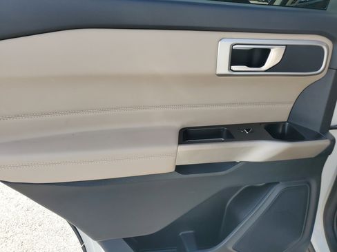 Used 2022 Ford Explorer XLT image 30