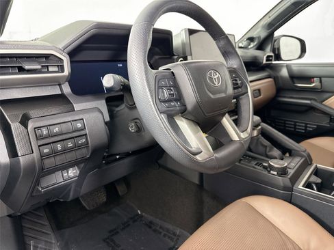 Certified 2025 Toyota 4Runner Limited AWD/4WD image 4