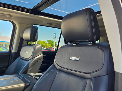 Used 2025 Ford Expedition Platinum AWD/4WD image 32