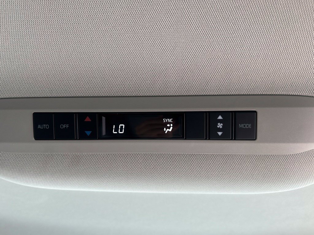 Used 2025 Toyota Sienna LE AWD/4WD image 24