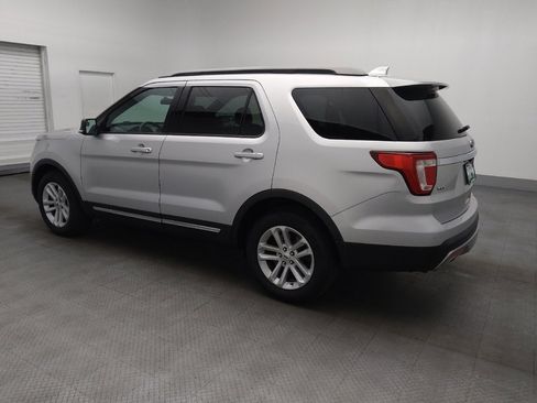 Used 2017 Ford Explorer XLT FWD image 3