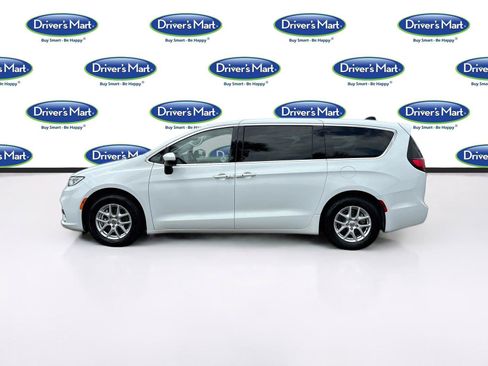 Used 2023 Chrysler Pacifica Touring-L FWD image 4