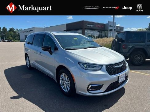 New 2026 Chrysler Pacifica Select image 1