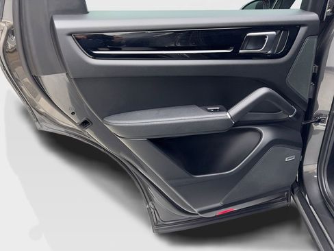Used 2022 Porsche Cayenne image 35