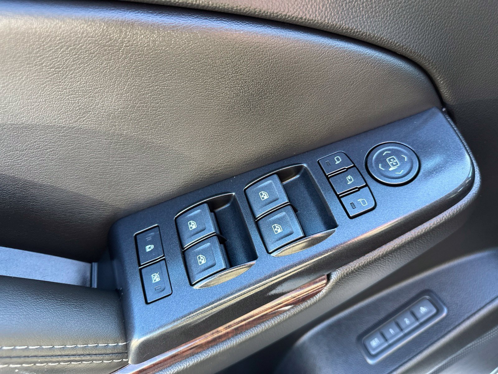 Used 2018 GMC Yukon SLT w/ Open Road Package AWD/4WD image 19